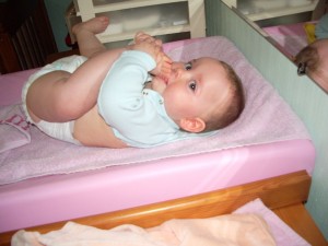Emma en mode “Je mange mes pieds”!!
