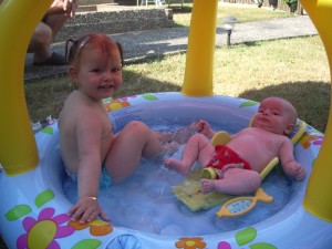 Emma : Moi aussi je veux aller dans la piscine de bébé!!