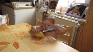 Emma épluche une « tatate »!!