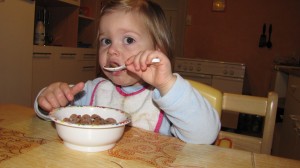 Emma mange des céréales!!