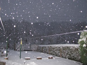 Emma joue dans la neige!!