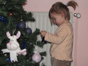 Emma décore le sapin de Noël!!
