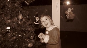 Emma décore le sapin!!