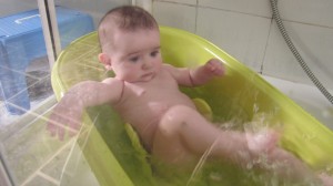 Timothée fait son entrée dans la baignoire de « grand »!!