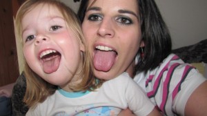 Séquence grimaces/câlins Emma/Maman!!